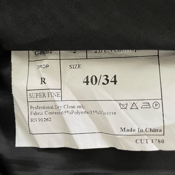 Basically BRAND NEW! Used for 1 wedding and dry cleaned. - Picture 4 of 5